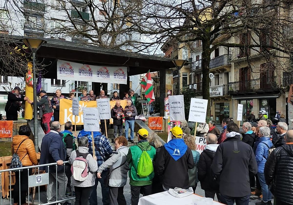 Los pensionistas se sumaron a la quedada de la Korrika para reivindicar «pensiones y cuidados dignos para todas y todos».