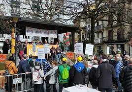 Los pensionistas se sumaron a la quedada de la Korrika para reivindicar «pensiones y cuidados dignos para todas y todos».