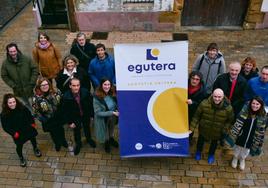 Promotores de Egutera y los primeros socios de la cooperativa, frente a la Cofradía.
