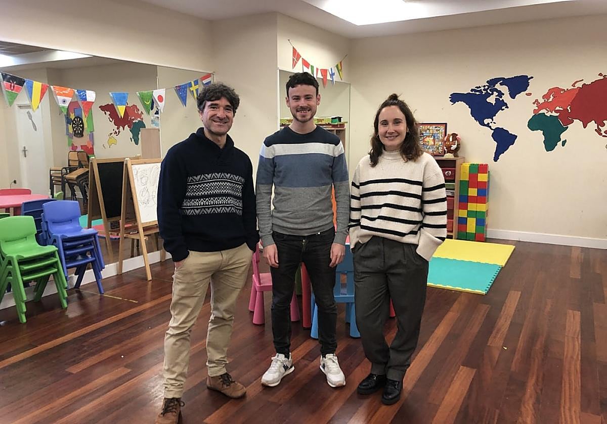 Sergio Javier, delegado de Juventud, ayer junto a Carlos Subijana e Irati Díaz, responsables.