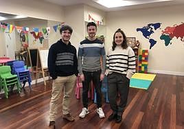 Sergio Javier, delegado de Juventud, ayer junto a Carlos Subijana e Irati Díaz, responsables.