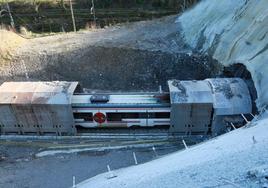 Un tren circula, este miércoles, por el tramo en obras para la perforación del túnel de Gaintxurizketa entre Lezo e Irun.