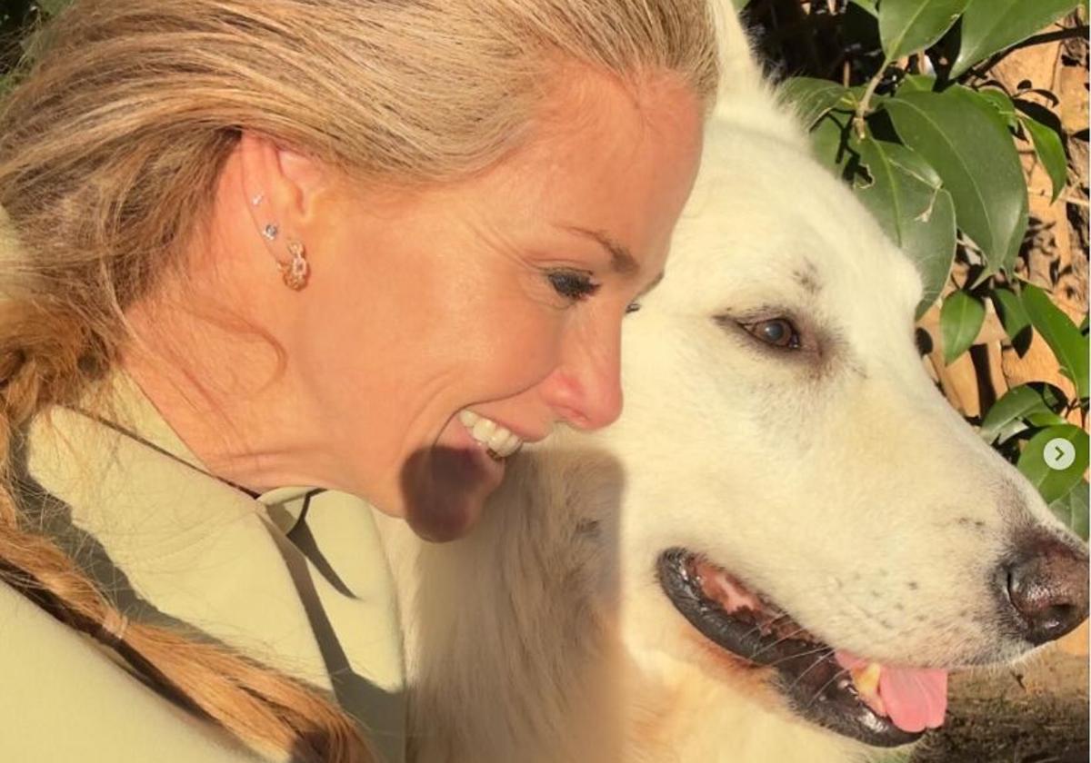 Genoveva Casannova junto a su perro Taj.