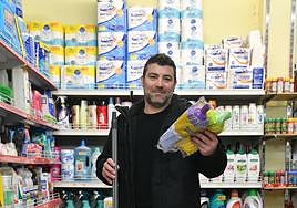 Alexey García hace la compra de productos de limpieza para su hogar.