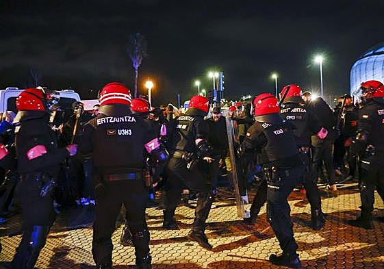 La Ertzaintza carga contra seguidores del Paris Saint-Germain a su llegada al Reale Arena.
