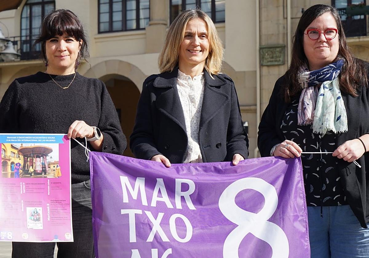 Ainhoa Arrese, Leire Artola y Jaione Fraile en la presentación del plan para el Día Internacional de la Mujer.