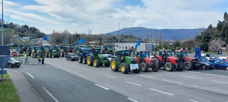 Los agricultores bloquean la muga