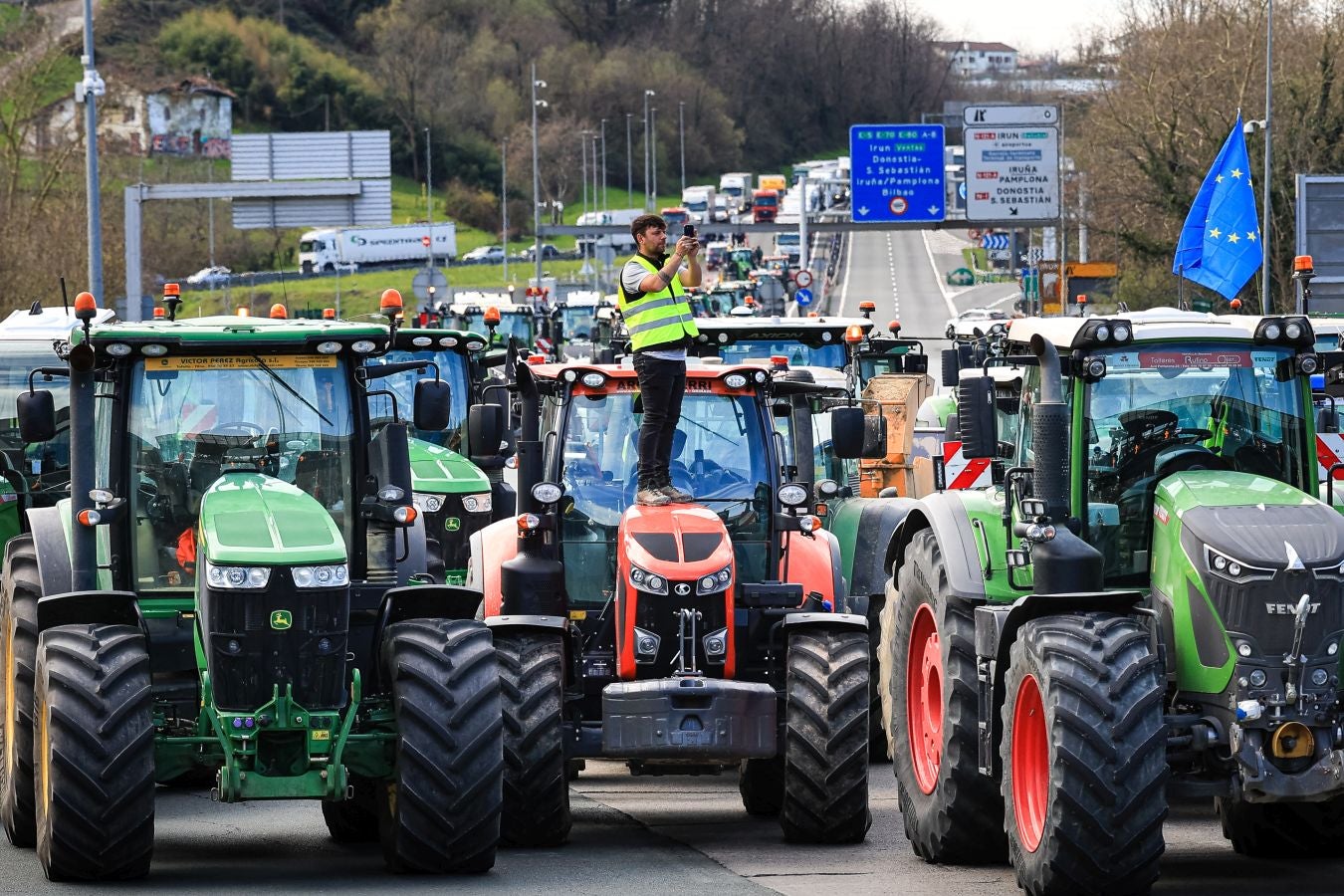 Los agricultores bloquean la muga