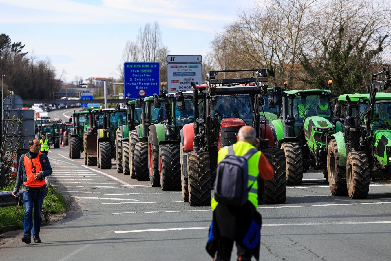 Los agricultores bloquean la muga