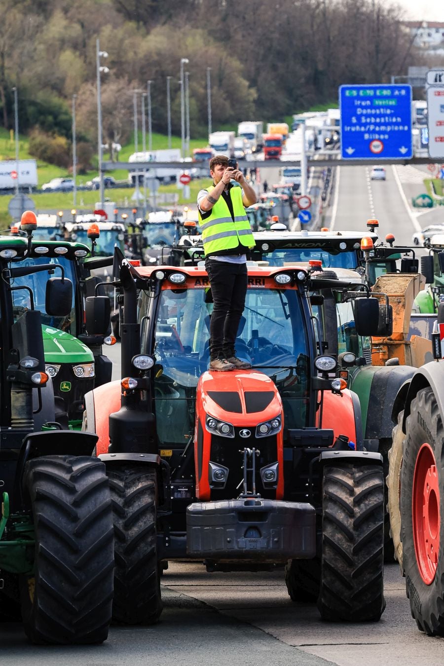 Los agricultores bloquean la muga