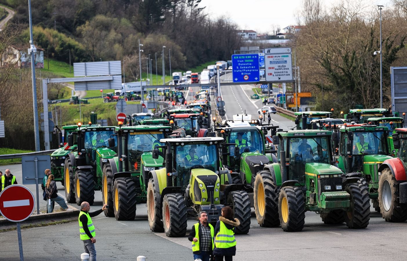 Los agricultores bloquean la muga