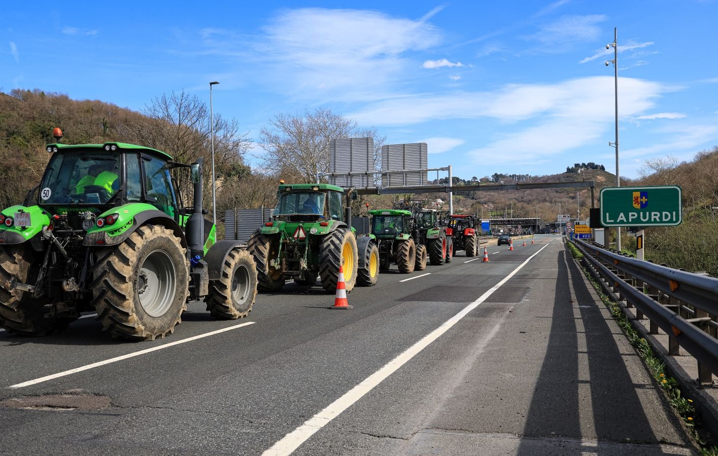 Los agricultores bloquean la muga