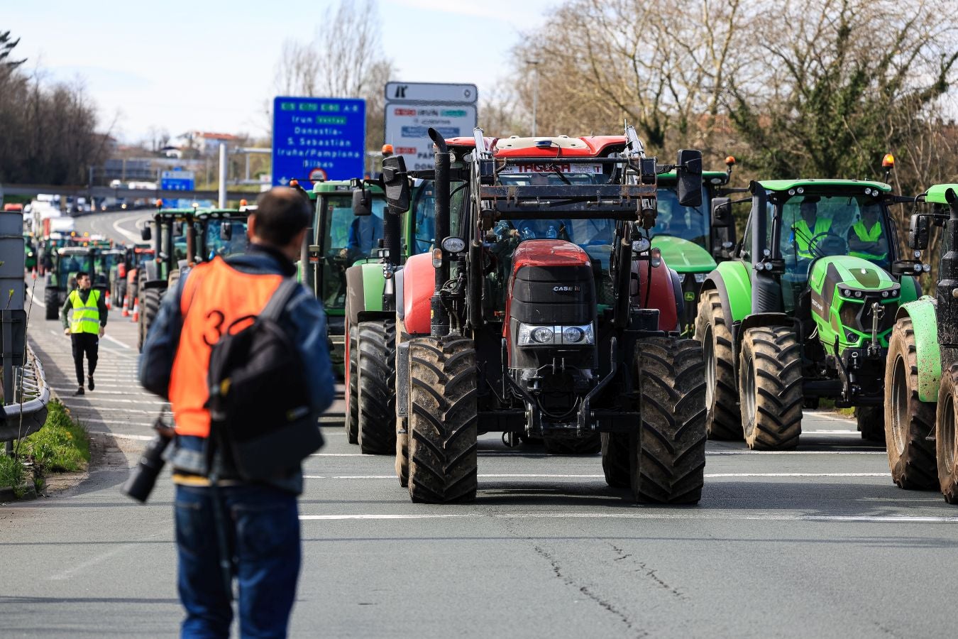 Los agricultores bloquean la muga