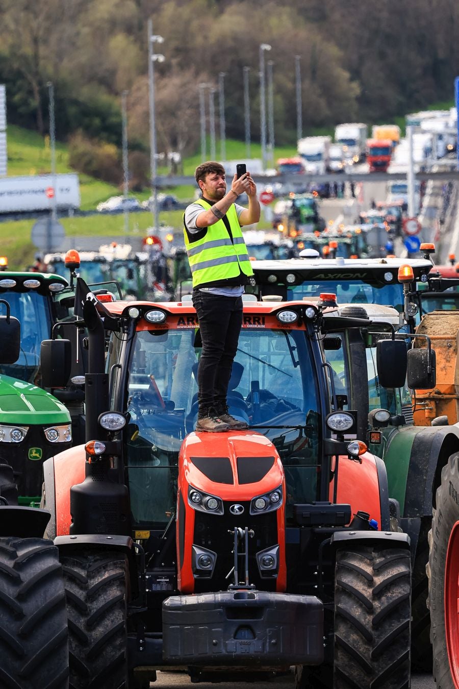 Los agricultores bloquean la muga