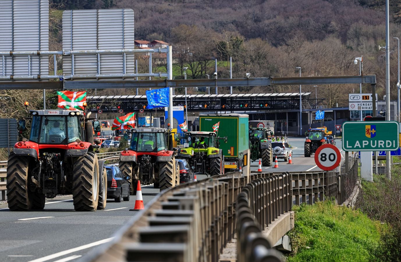 Los agricultores bloquean la muga