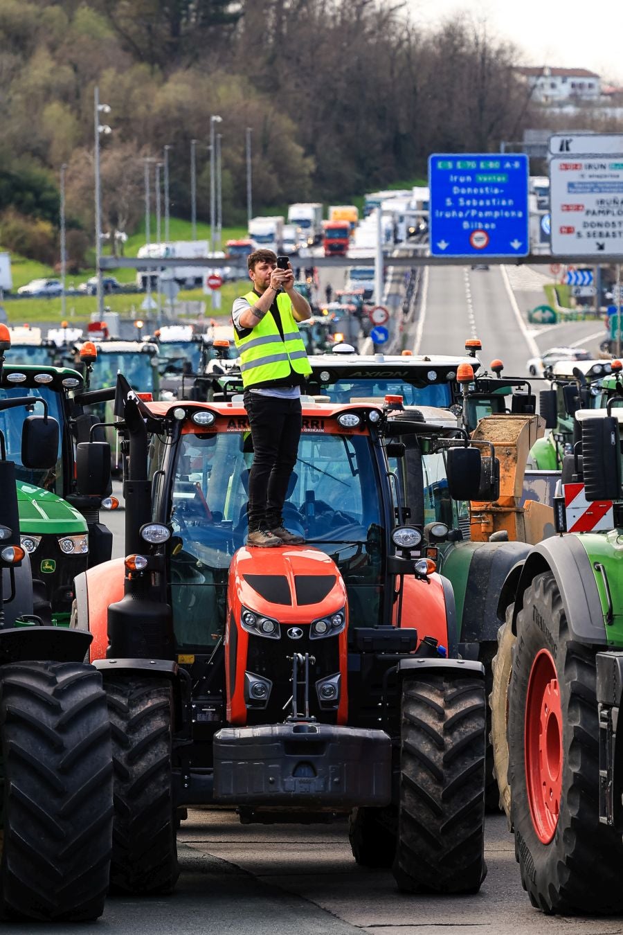 Los agricultores bloquean la muga