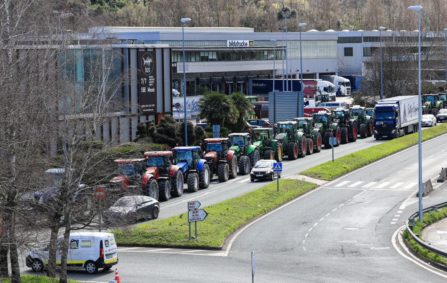 Los agricultores bloquean la muga