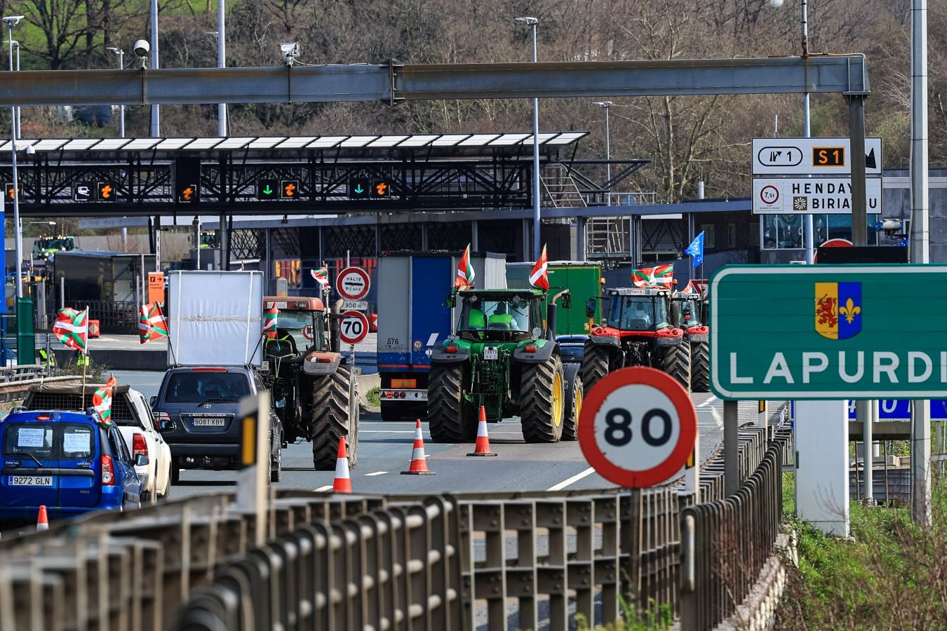 Los agricultores bloquean la muga