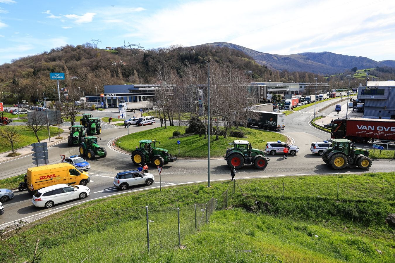 Los agricultores bloquean la muga