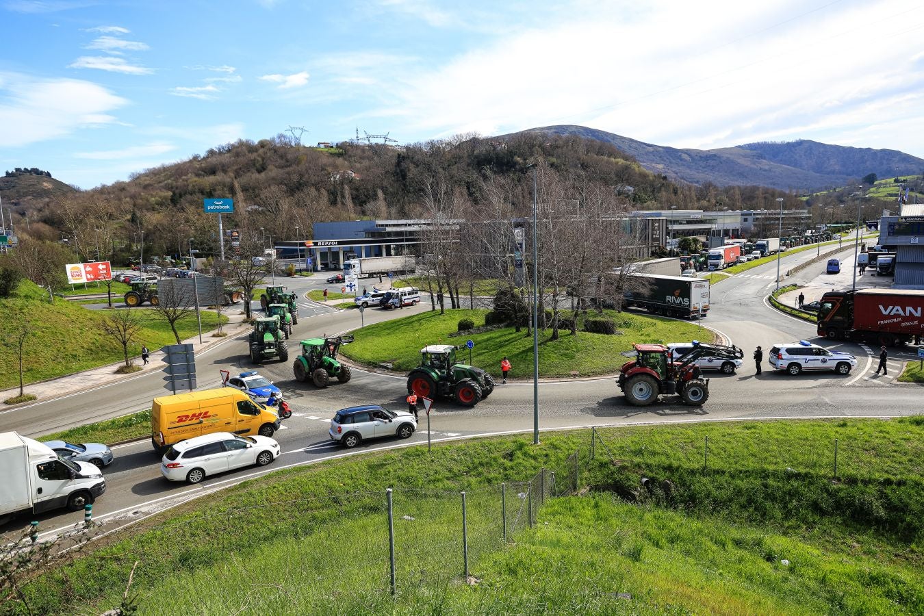 Los agricultores bloquean la muga