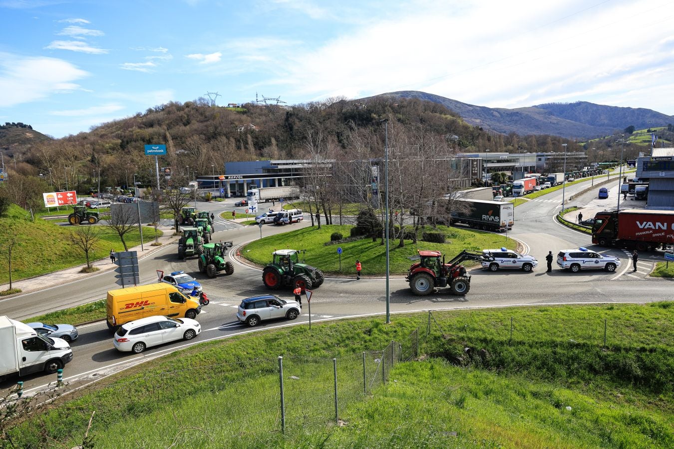 Los agricultores bloquean la muga