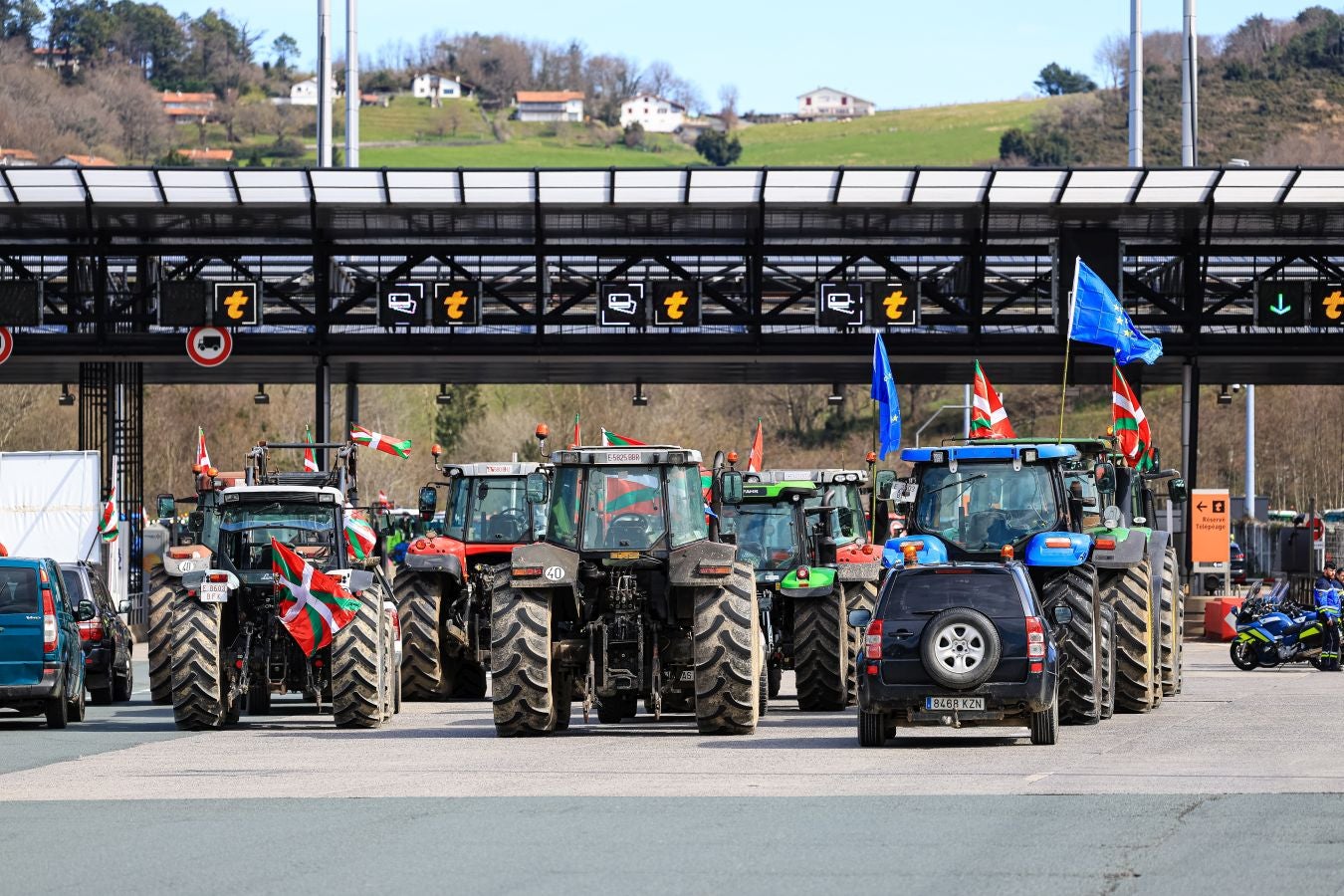 Los agricultores bloquean la muga