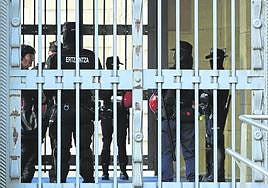 Antidisturbios de la Ertzainza han custodiado la entrada a la Audiencia para evitar nuevos altercados.