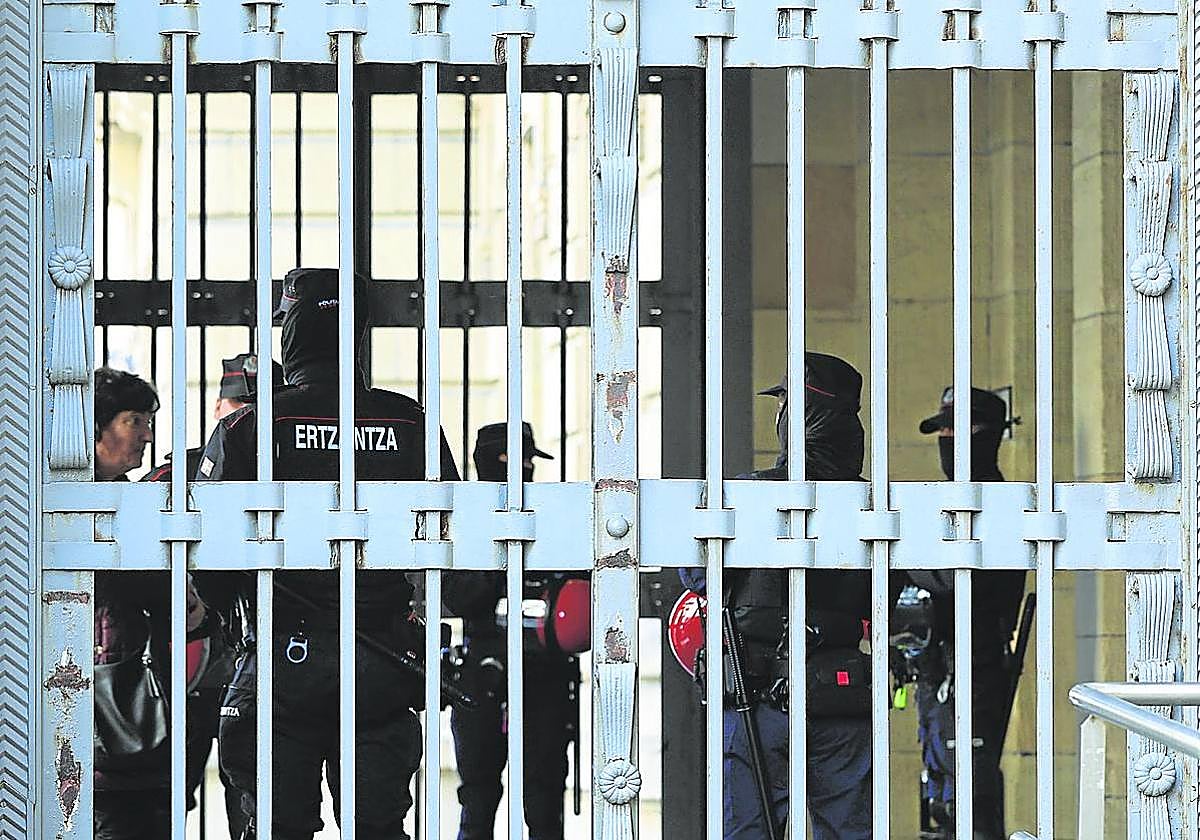 Antidisturbios de la Ertzainza han custodiado la entrada a la Audiencia para evitar nuevos altercados.