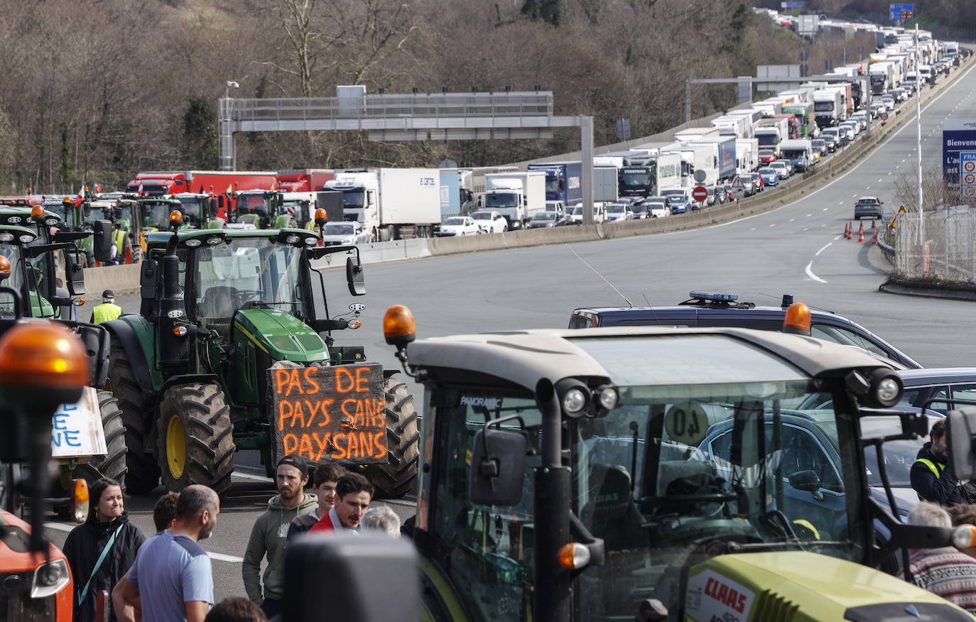 Los agricultores bloquean la muga