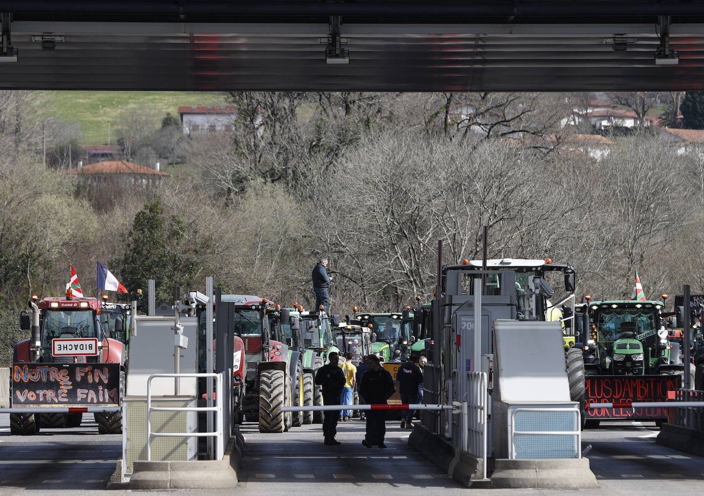 Los agricultores bloquean la muga