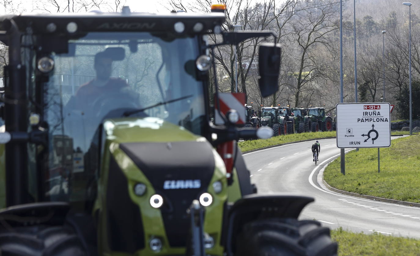 Los agricultores bloquean la muga