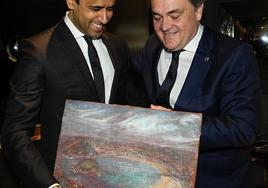Aperribay entrega a Nasser Al-Khelaïfi, el 'boss' del PSG, el cuadro pintado por el 'japonés donostiarra' Nori Ushijima.