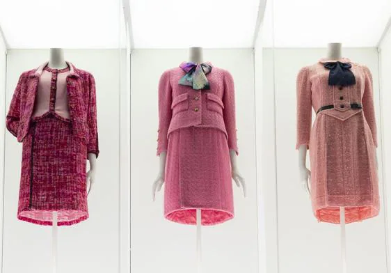 Detalle de varios trajes expuestos en 'Gabrielle Chanel. Fashion Manifesto' en el museo Victoria and Albert de Londres.