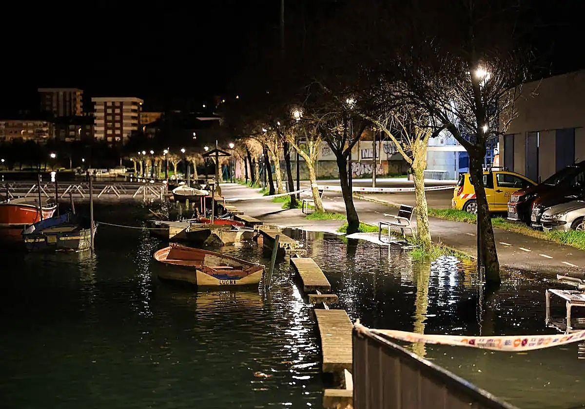 El paseo y el bidegorri que en Irun van paralelo al Bidasoa entre el puente de Santiago y Behobia, inundados por las mareas vivas en una foto de archivo.