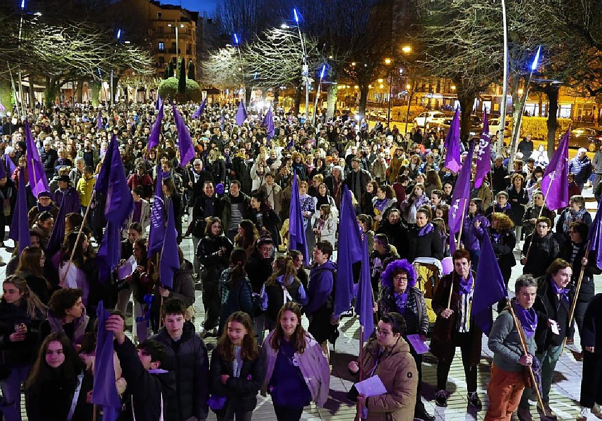 Centenares de personas participaron se sumaron a la manifestación organizada con motivo del Día de la Mujer.