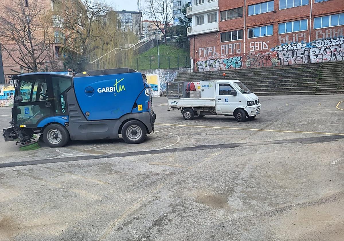 La vecina de Altza, M. Antúnez, envía un escrito de agradecimiento «al concejal de Mantenimiento Urbano y a la contrata FCC por la rápida actuación de la limpieza del colegio de Irale para poder jugar los partidos de clasificación de fútbol de las fiestas de Larratxo».