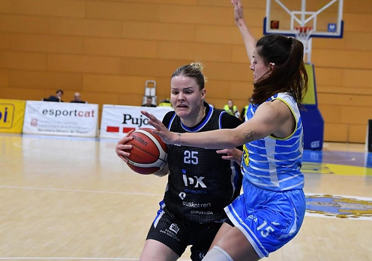 Massey penetra a canasta ante la defensa de Remanarova.