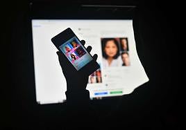 Un hombre busca pornografía tanto con un teléfono móvil como en un ordenador de sobremesa.