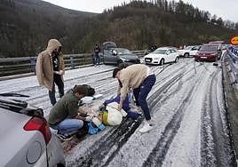 Varias personas atienden a un hombre herido por la colisión múltiple en Elduain.