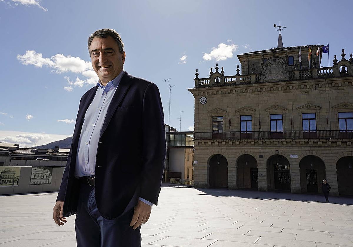 Aitor Esteban, junto al Ayuntamiento de Irun.