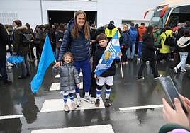Irene Paredes, muy solicitada, se saca una foto con dos jóvenes seguidores realistas ayer en el Z7 de Zubieta.