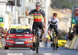 Evenepoel gana la etapa en Niza y Matteo Jorgenson celebra su victoria en la general.