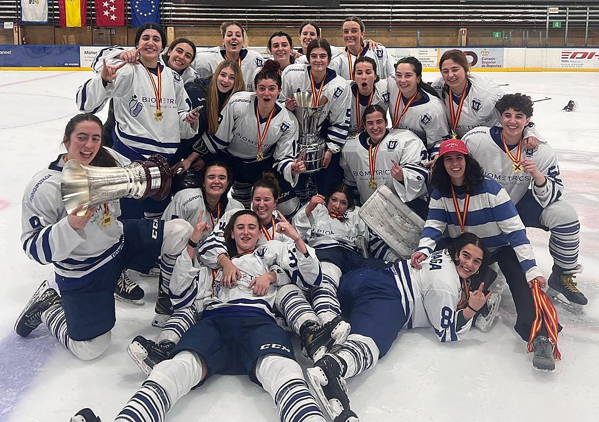 El equipo, con la copa de campeonas de Liga.