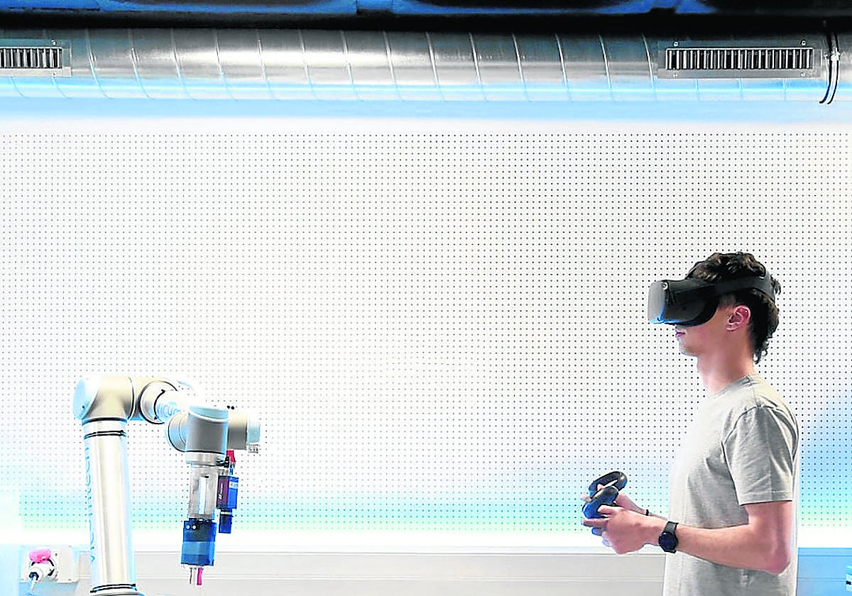 Un investigador de Vicomtech trabaja con un equipo de realidad virtual.