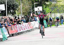 Mateu Estelrich celebra su triunfo en Asteasu, con Haimar Etxeberria, de verde, lanzando el sprint por detrás.