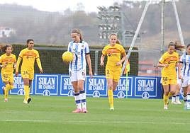 Mirari con el balón ante Irene Paredes durante el Real Sociedad - FC Barcelona