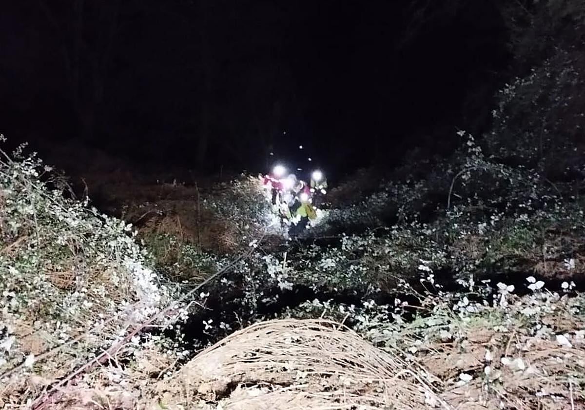 Cuatro personas han sido rescatadas en Lesaka tras caer con su coche a un río.