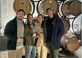 Tamara Falcó e Iñigo Onieva en el interior de una bodega