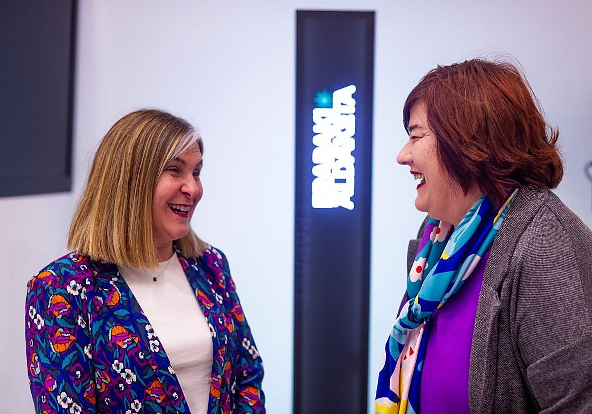 Las candidatas de EH Bildu, Nerea Kortajarena y Eba Blanco.