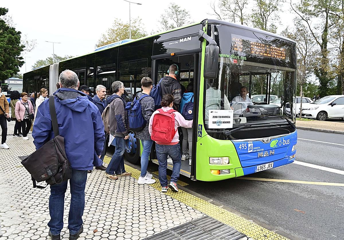 Usuarios se suben al autobús en San Sebastián en la jornada de huelga del pasado octubre.